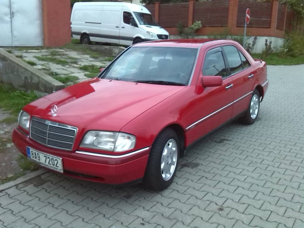 Osobní automobil připravený u servisu