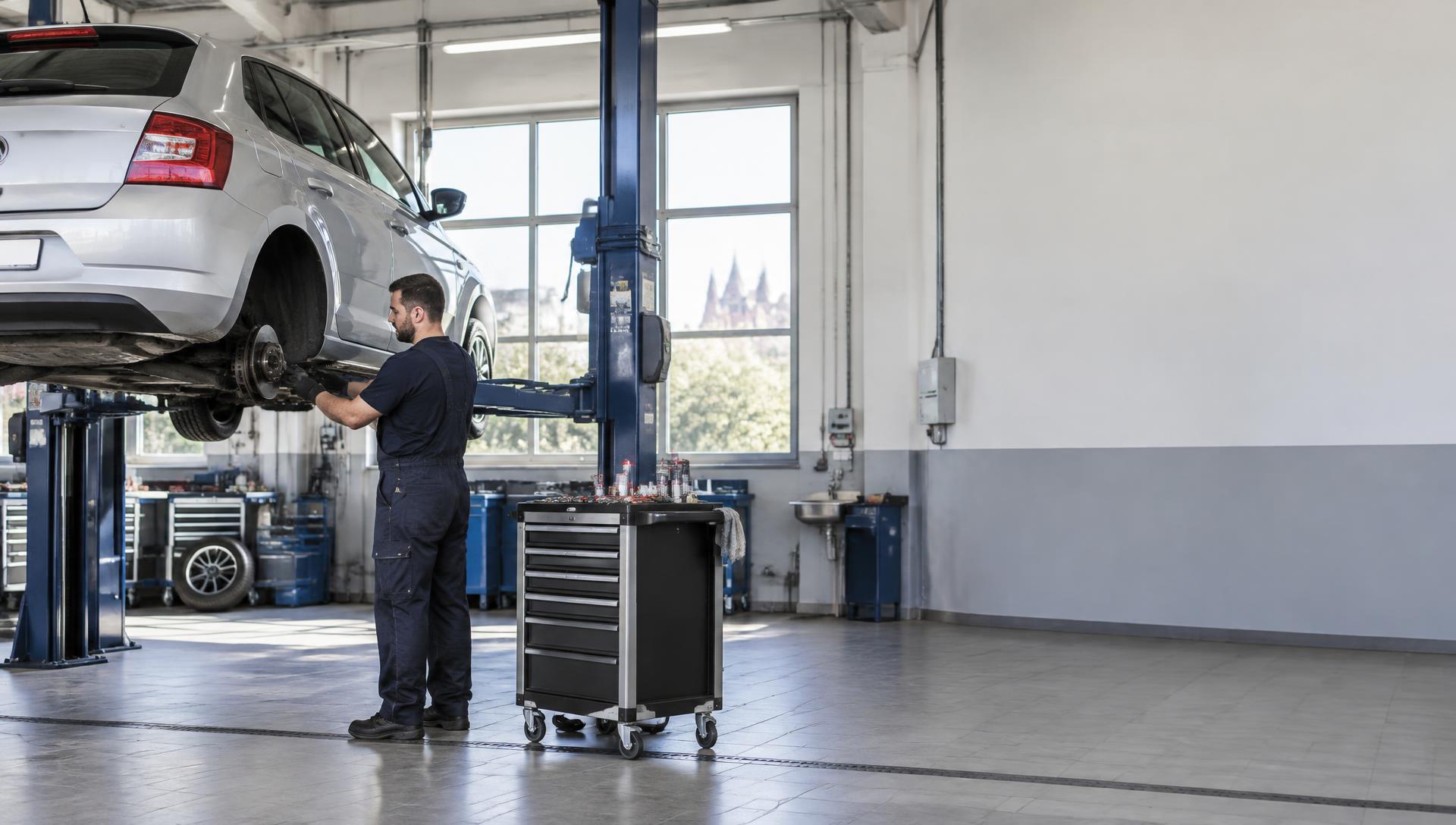 Servisní dílna Autoservisu Háje s vozem na zvedáku